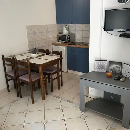 Center With Terrace شقة
